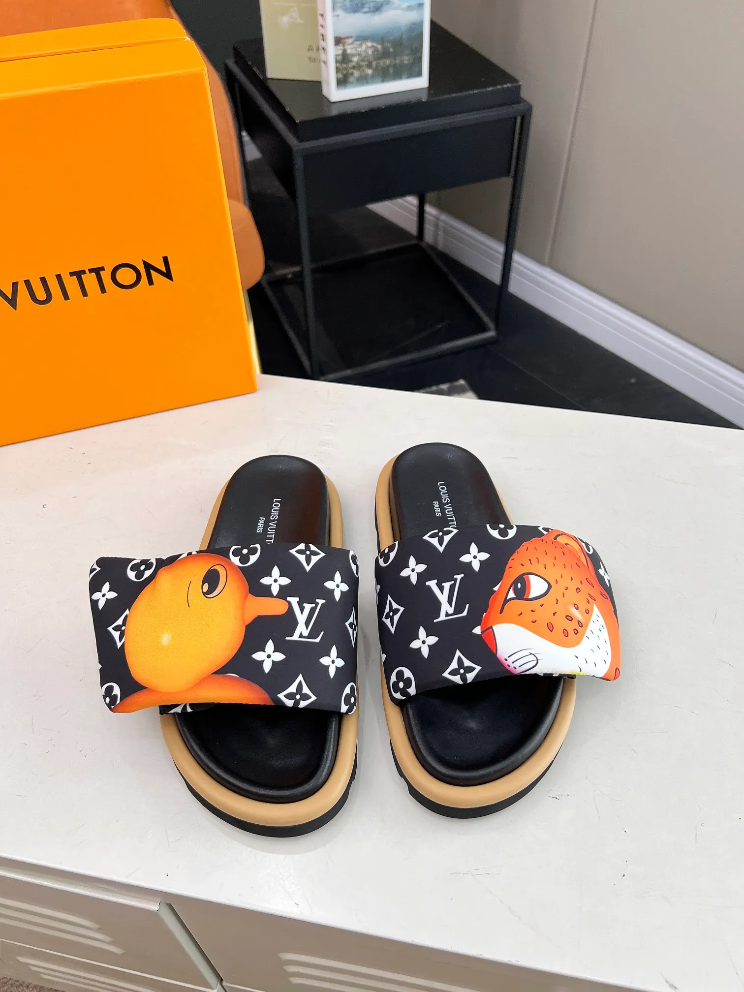 👟👟Ex-factory price 360👟👟 lv donkey brand l home 2024 hot style embossed logo embossed sandals This ol low comfort flat sandals are made of technical fabrics and use high-frequency embossing technology to reinterpret the monogram pattern. Soft padded upper with adjustable Velcro, comfortable and tough insole adds harmonious color ▪️Fabric: Original customized technical fabric ▪️Lining: soft sheepskin lining ▪️Sole: Original open-molded rubber foam outsole Color: .yellow.black▪️